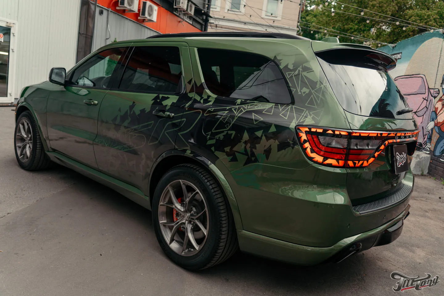 Большой проект по Dodge Durango SRT для постоянного гостя, часть 6: оклейка винилографией и полиуретаном, фирменный шиномонтаж на стендах Hunter и выдача автомобиля